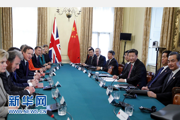 10月21日，國(guó)家主席習(xí)近平在倫敦唐寧街首相府同英國(guó)首相卡梅倫舉行會(huì)談。 新華社記者 鞠鵬 攝 