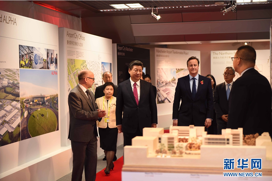 10月23日，國家主席習(xí)近平在英國首相卡梅倫陪同下，參觀曼徹斯特空港城項(xiàng)目。這是習(xí)近平和卡梅倫共同參觀曼徹斯特空港城發(fā)展規(guī)劃圖片展和空港城中國園模型。 新華社記者 張鐸 攝
