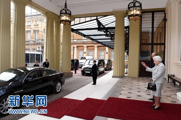 10月22日，國家主席習近平和夫人彭麗媛離開白金漢宮。離開前，英國女王伊麗莎白二世和丈夫菲利普親王專門前來同習近平夫婦親切話別。新華社記者 饒愛民 攝 