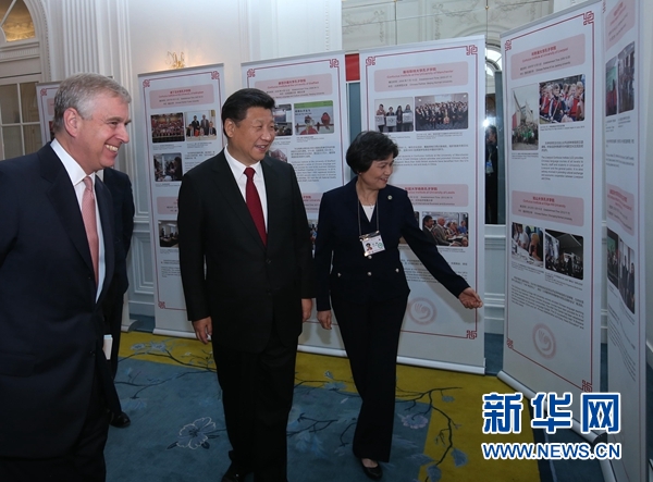 10月22日，國(guó)家主席習(xí)近平在倫敦出席全英孔子學(xué)院和孔子課堂年會(huì)開幕式。這是習(xí)近平參觀全英孔子學(xué)院和孔子課堂成果圖片展。 新華社記者 龐興雷 攝