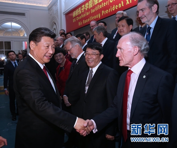 10月22日，國(guó)家主席習(xí)近平在倫敦出席全英孔子學(xué)院和孔子課堂年會(huì)開幕式。這是習(xí)近平同參加開幕式的嘉賓親切交談。 新華社記者 龐興雷 攝 