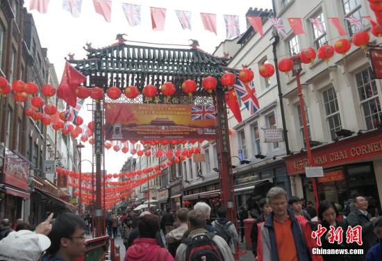 習(xí)近平主席訪問(wèn)英國(guó)，倫敦唐人街掛出大紅燈籠和中英兩國(guó)國(guó)旗。 <a target='_blank' ><p  align=