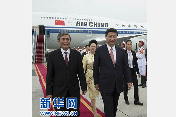 11月5日，中共中央總書記、國家主席習(xí)近平抵達(dá)越南首都河內(nèi)，開始對(duì)越南進(jìn)行國事訪問。這是越南高級(jí)官員到機(jī)場(chǎng)迎接習(xí)近平和夫人彭麗媛。新華社記者李學(xué)仁攝