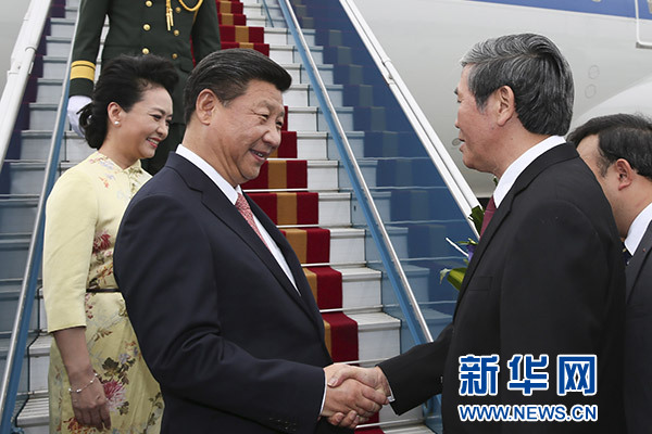 11月5日，中共中央總書記、國家主席習(xí)近平抵達(dá)越南首都河內(nèi)，開始對(duì)越南進(jìn)行國事訪問。這是越南高級(jí)官員到機(jī)場(chǎng)迎接習(xí)近平和夫人彭麗媛。新華社記者蘭紅光攝 