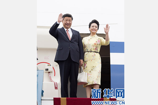 11月5日，中共中央總書記、國家主席習(xí)近平抵達(dá)越南首都河內(nèi)，開始對(duì)越南進(jìn)行國事訪問。這是習(xí)近平和夫人彭麗媛步出艙門向歡迎人群揮手致意。新華社記者 李學(xué)仁 攝