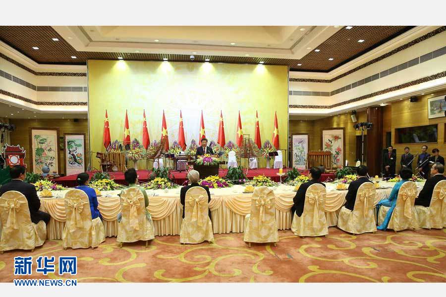 11月5日，中共中央總書記、國(guó)家主席習(xí)近平和夫人彭麗媛出席越共中央總書記阮富仲和越南國(guó)家主席張晉創(chuàng)在河內(nèi)國(guó)際會(huì)議中心舉行的盛大歡迎晚宴。新華社記者 龐興雷 攝 