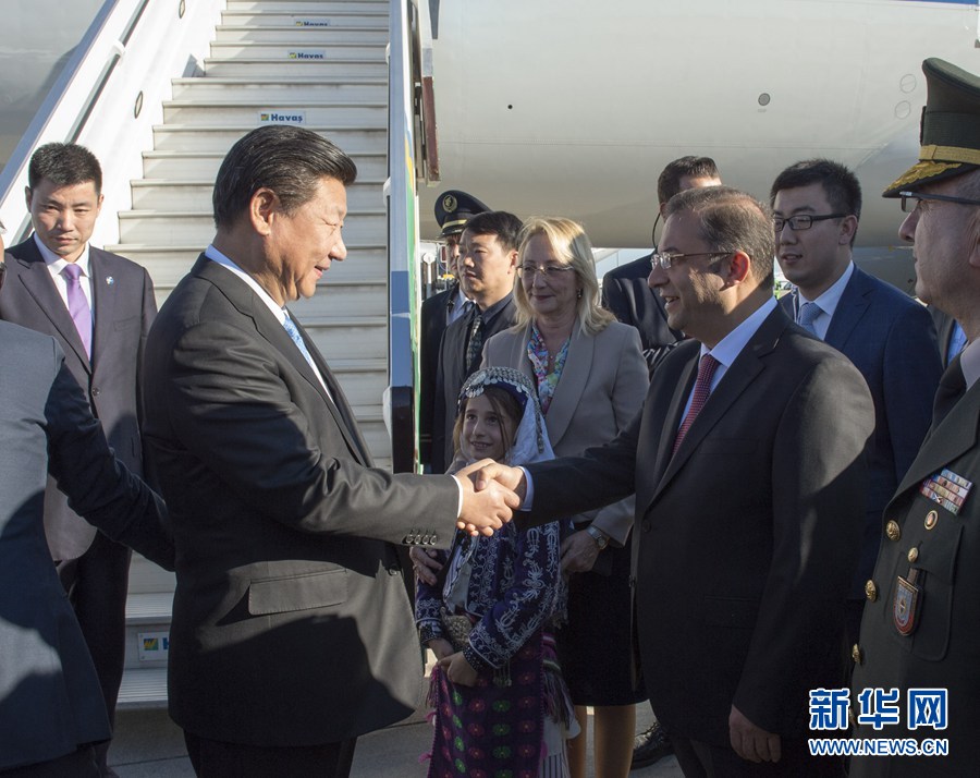  11月14日，國(guó)家主席習(xí)近平抵達(dá)土耳其安塔利亞，應(yīng)土耳其共和國(guó)總統(tǒng)埃爾多安邀請(qǐng)，出席二十國(guó)集團(tuán)領(lǐng)導(dǎo)人第十次峰會(huì)。土耳其高級(jí)官員到機(jī)場(chǎng)迎接習(xí)近平主席一行。新華社記者 李學(xué)仁 攝 