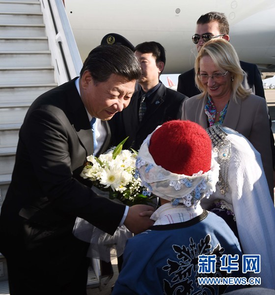 11月14日，國(guó)家主席習(xí)近平抵達(dá)土耳其安塔利亞，應(yīng)土耳其共和國(guó)總統(tǒng)埃爾多安邀請(qǐng)，出席二十國(guó)集團(tuán)領(lǐng)導(dǎo)人第十次峰會(huì)。這是土耳其兒童向習(xí)近平主席獻(xiàn)花。新華社記者 饒愛民 攝 