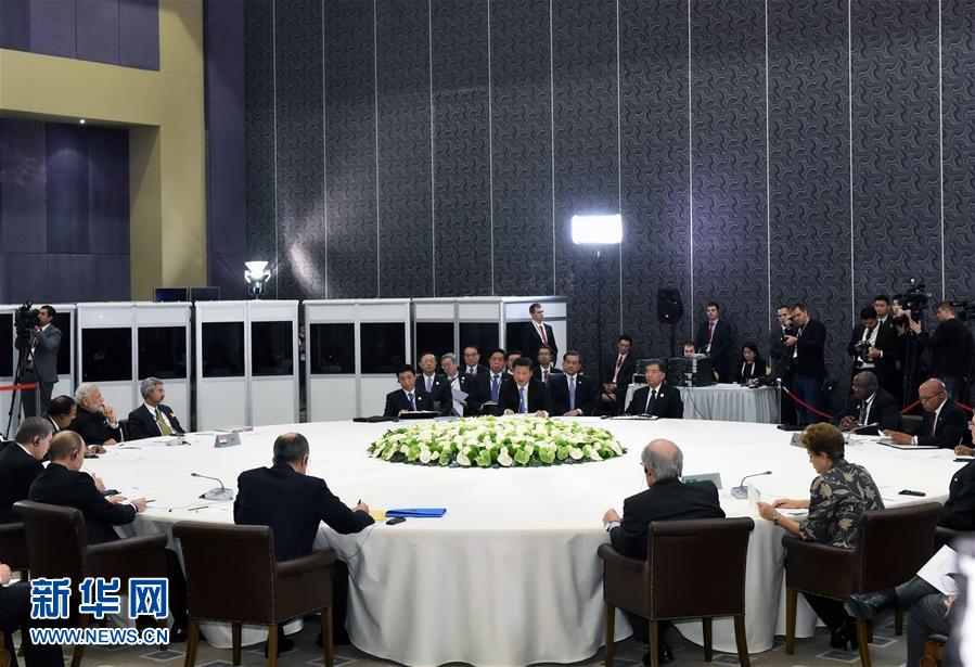  11月15日，金磚國家領(lǐng)導(dǎo)人非正式會(huì)晤在土耳其安塔利亞舉行，中國國家主席習(xí)近平、俄羅斯總統(tǒng)普京、印度總理莫迪、南非總統(tǒng)祖馬、巴西總統(tǒng)羅塞夫出席。習(xí)近平在會(huì)上發(fā)表題為《開拓機(jī)遇應(yīng)對(duì)挑戰(zhàn)》的重要講話。 新華社記者 饒愛民 攝 