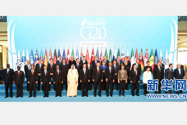 11月15日，二十國集團領(lǐng)導(dǎo)人第十次峰會在土耳其安塔利亞舉行。國家主席習(xí)近平出席并發(fā)表題為《創(chuàng)新增長路徑共享發(fā)展成果》的重要講話。這是習(xí)近平主席同與會領(lǐng)導(dǎo)人合影。 新華社記者 李學(xué)仁 攝