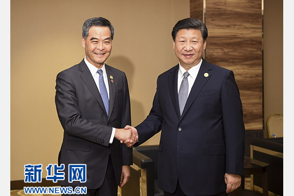 11月18日，國家主席習近平在菲律賓馬尼拉會見前來出席亞太經合組織第二十三次領導人非正式會議的香港特別行政區(qū)行政長官梁振英。新華社記者謝環(huán)馳攝