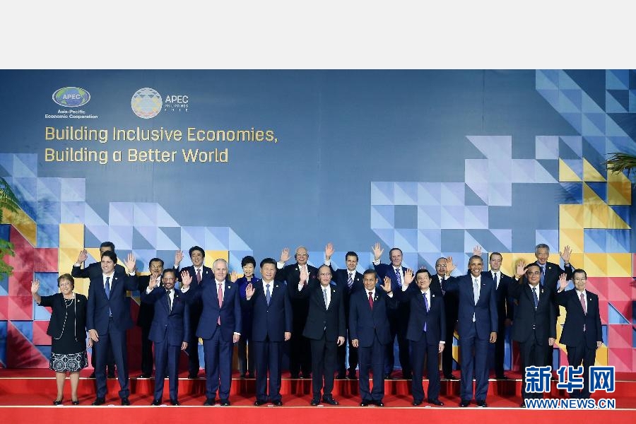 這是會(huì)議開始前，國家主席習(xí)近平同其他亞太經(jīng)合組織成員經(jīng)濟(jì)體領(lǐng)導(dǎo)人、代表合影。 新華社記者 姚大偉 攝