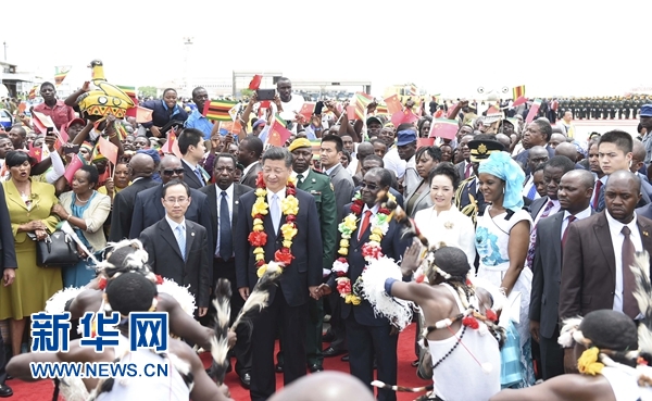 12月1日，中國(guó)國(guó)家主席習(xí)近平乘專機(jī)抵達(dá)津巴布韋首都哈拉雷，開始對(duì)津巴布韋進(jìn)行國(guó)事訪問(wèn)。津巴布韋總統(tǒng)穆加貝在機(jī)場(chǎng)舉行隆重歡迎儀式。這是當(dāng)?shù)孛癖娞饸g快熱情的傳統(tǒng)舞蹈，歡迎習(xí)近平和彭麗媛到訪。新華社記者 謝環(huán)馳 攝 