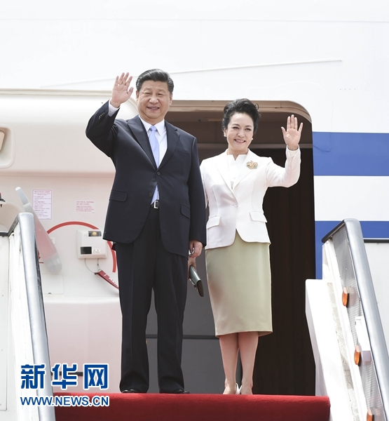 12月1日，中國(guó)國(guó)家主席習(xí)近平乘專機(jī)抵達(dá)津巴布韋首都哈拉雷，開始對(duì)津巴布韋進(jìn)行國(guó)事訪問(wèn)。津巴布韋總統(tǒng)穆加貝在機(jī)場(chǎng)舉行隆重歡迎儀式。這是習(xí)近平和夫人彭麗媛向歡迎人群揮手致意。新華社記者 謝環(huán)馳 攝 