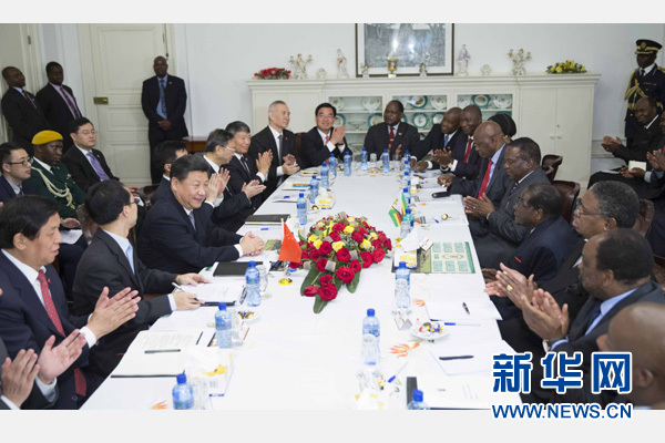 12月1日，國家主席習近平在哈拉雷同津巴布韋總統(tǒng)穆加貝舉行會談。 新華社記者 黃敬文 攝 