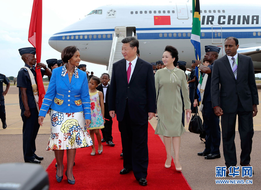 12月2日，國家主席習(xí)近平抵達(dá)南非首都比勒陀利亞，開始對南非進(jìn)行國事訪問。南非外長馬沙巴內(nèi)等政府高級官員到機(jī)場迎接習(xí)近平和夫人彭麗媛。新華社記者蘭紅光攝