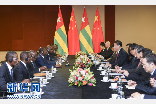 12月3日，國(guó)家主席習(xí)近平在約翰內(nèi)斯堡會(huì)見(jiàn)多哥總統(tǒng)福雷。新華社記者 謝環(huán)馳 攝 