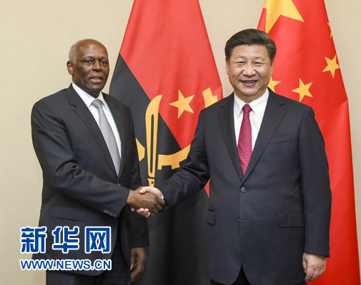 12月3日，國(guó)家主席習(xí)近平在約翰內(nèi)斯堡會(huì)見(jiàn)安哥拉總統(tǒng)多斯桑托斯。 新華社記者 謝環(huán)馳 攝