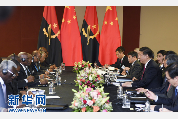 12月3日，國(guó)家主席習(xí)近平在約翰內(nèi)斯堡會(huì)見(jiàn)安哥拉總統(tǒng)多斯桑托斯。 新華社記者 謝環(huán)馳 攝