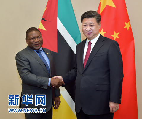 12月3日，國家主席習近平在約翰內(nèi)斯堡會見莫桑比克總統(tǒng)紐西。新華社記者 李濤 攝 