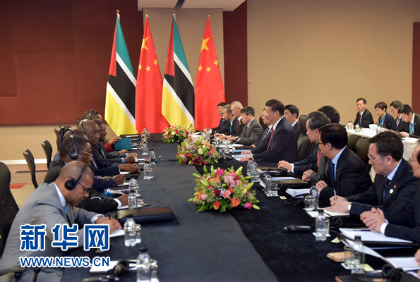 12月3日，國家主席習近平在約翰內(nèi)斯堡會見莫桑比克總統(tǒng)紐西。新華社記者 李濤 攝 