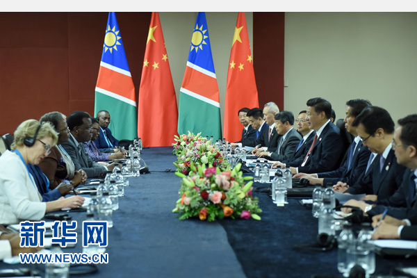 12月4日，國家主席習(xí)近平在約翰內(nèi)斯堡會(huì)見納米比亞總統(tǒng)根哥布。 新華社記者 張鐸 攝