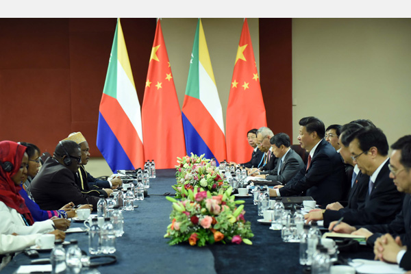 12月4日，國(guó)家主席習(xí)近平在約翰內(nèi)斯堡會(huì)見科摩羅總統(tǒng)伊基利盧。 新華社記者 張鐸 攝 

