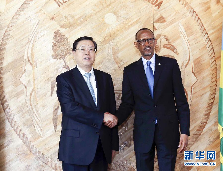 3月22日至23日，全國(guó)人大常委會(huì)委員長(zhǎng)張德江對(duì)盧旺達(dá)進(jìn)行正式友好訪問(wèn)。這是3月23日，張德江在盧旺達(dá)首都基加利會(huì)見(jiàn)盧旺達(dá)總統(tǒng)卡加梅。新華社記者 丁林 攝