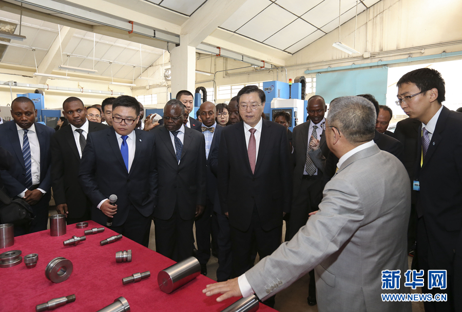 這是3月25日，張德江在肯尼亞首都內(nèi)羅畢考察中肯職業(yè)教育合作示范中心。 新華社記者丁林?jǐn)z