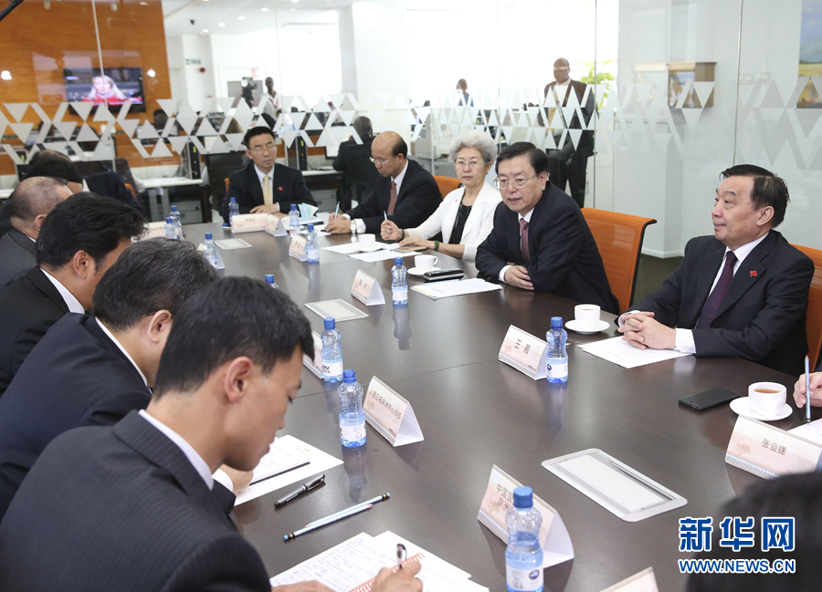 這是3月25日，張德江在肯尼亞首都內(nèi)羅畢考察中央電視臺(tái)非洲分臺(tái)并接見(jiàn)中央媒體駐非洲機(jī)構(gòu)負(fù)責(zé)人。 新華社記者馬占成攝