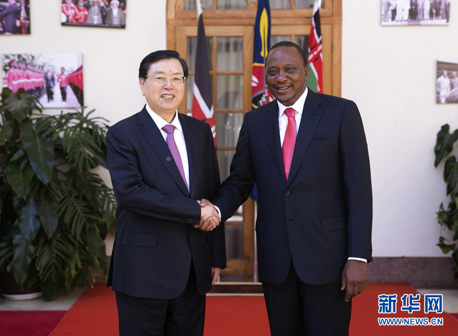 3月23日至26日，全國(guó)人大常委會(huì)委員長(zhǎng)張德江對(duì)肯尼亞進(jìn)行正式友好訪問(wèn)。這是3月24日，張德江在肯尼亞首都內(nèi)羅畢會(huì)見(jiàn)肯尼亞總統(tǒng)肯雅塔。 新華社記者馬占成攝