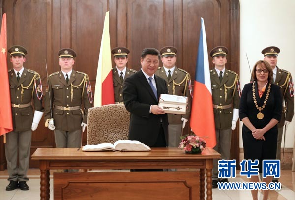 當(dāng)?shù)貢r(shí)間3月29日，國家主席習(xí)近平在捷克布拉格會見布拉格市長科爾娜喬娃，并接受科爾娜喬娃代表該市贈予的城市鑰匙。 新華社記者 龐興雷攝