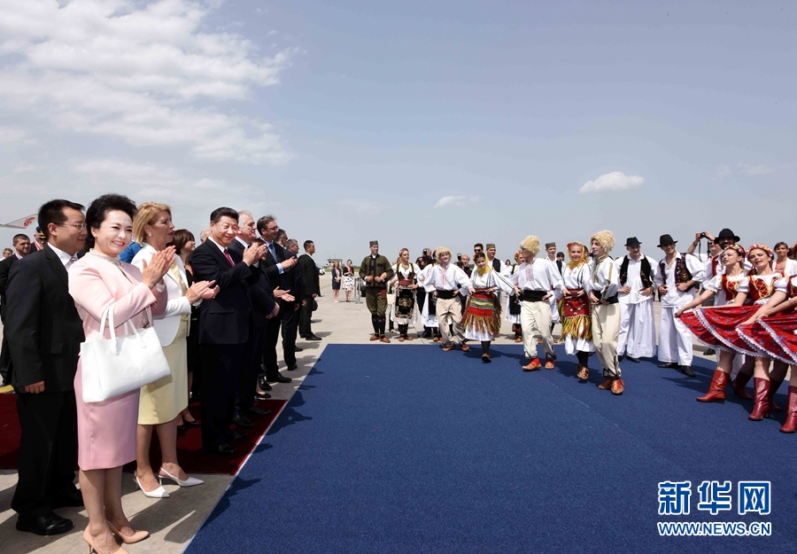 6月17日，國家主席習近平乘專機抵達貝爾格萊德，開始對塞爾維亞共和國進行國事訪問。塞爾維亞民眾跳起歡快熱情的傳統(tǒng)舞蹈科羅舞熱烈歡迎習近平和夫人彭麗媛到訪。新華社記者 饒愛民 攝 