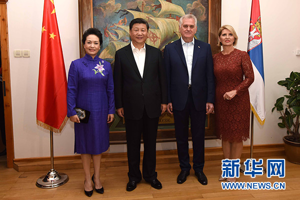 當(dāng)?shù)貢r間6月17日，國家主席習(xí)近平同塞爾維亞總統(tǒng)尼科利奇在貝爾格萊德舉行會晤。這是習(xí)近平和夫人彭麗媛同尼科利奇夫婦在和平別墅合影。新華社記者饒愛民攝