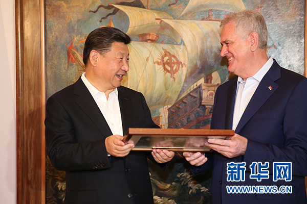 當(dāng)?shù)貢r間6月17日，國家主席習(xí)近平同塞爾維亞總統(tǒng)尼科利奇在貝爾格萊德舉行會晤。這是尼科利奇向習(xí)近平贈送紀(jì)念品。新華社記者饒愛民攝
