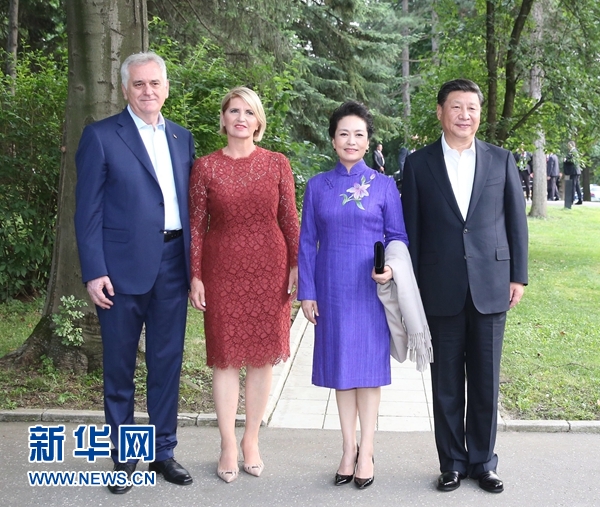 當(dāng)?shù)貢r間6月17日，國家主席習(xí)近平同塞爾維亞總統(tǒng)尼科利奇在貝爾格萊德舉行會晤。這是習(xí)近平和夫人彭麗媛同尼科利奇夫婦在和平別墅合影。新華社記者 丁林 攝