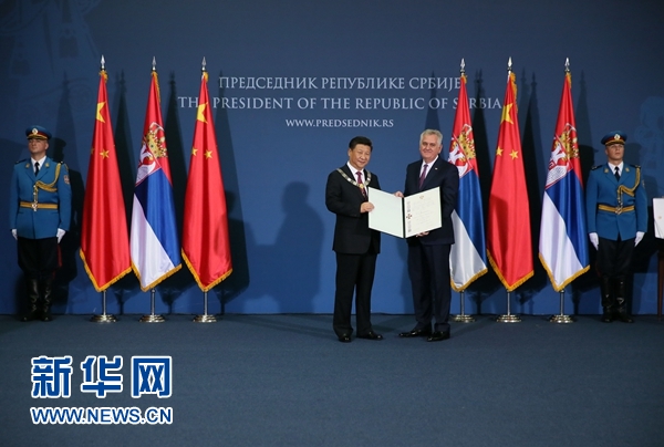 6月18日，國(guó)家主席習(xí)近平在貝爾格萊德同塞爾維亞總統(tǒng)尼科利奇舉行會(huì)談。會(huì)談后，尼科利奇向習(xí)近平授予塞爾維亞最高級(jí)別勛章&ldquo;共和國(guó)一級(jí)榮譽(yù)勛章&rdquo;，感謝習(xí)近平為中塞關(guān)系發(fā)展作出的杰出貢獻(xiàn)。新華社記者蘭紅光攝 