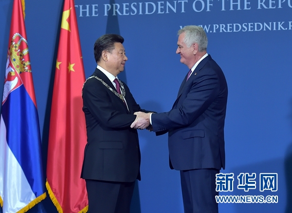 6月18日，國(guó)家主席習(xí)近平在貝爾格萊德同塞爾維亞總統(tǒng)尼科利奇舉行會(huì)談。會(huì)談后，尼科利奇向習(xí)近平授予塞爾維亞最高級(jí)別勛章&ldquo;共和國(guó)一級(jí)榮譽(yù)勛章&rdquo;，感謝習(xí)近平為中塞關(guān)系發(fā)展作出的杰出貢獻(xiàn)。新華社記者 李濤 攝 