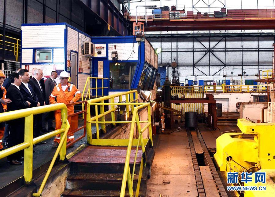 6月19日上午，國(guó)家主席習(xí)近平在貝爾格萊德參觀河鋼集團(tuán)塞爾維亞斯梅代雷沃鋼廠。 新華社記者 饒愛(ài)民 攝