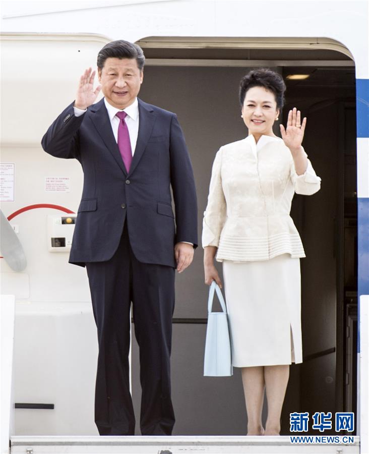 6月19日，國家主席習近平抵達華沙，開始對波蘭共和國進行國事訪問。這是習近平和夫人彭麗媛步出艙門。 新華社記者 謝環(huán)馳 攝 