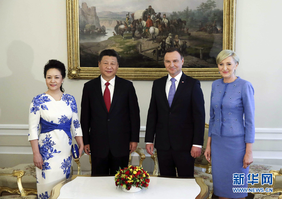 6月20日，國家主席習(xí)近平出席波蘭總統(tǒng)杜達(dá)在華沙總統(tǒng)府舉行的隆重歡迎儀式。歡迎儀式后，習(xí)近平和夫人彭麗媛同杜達(dá)和夫人阿加塔簡短寒暄。新華社記者 蘭紅光 攝