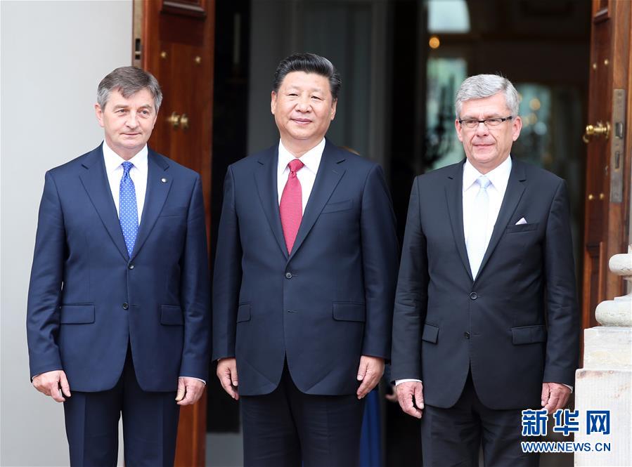 6月20日，國家主席習(xí)近平在華沙瓦津基公園水上宮殿會見波蘭參議長卡切夫斯基（右）和眾議長庫赫欽斯基。 新華社記者 姚大偉 攝  