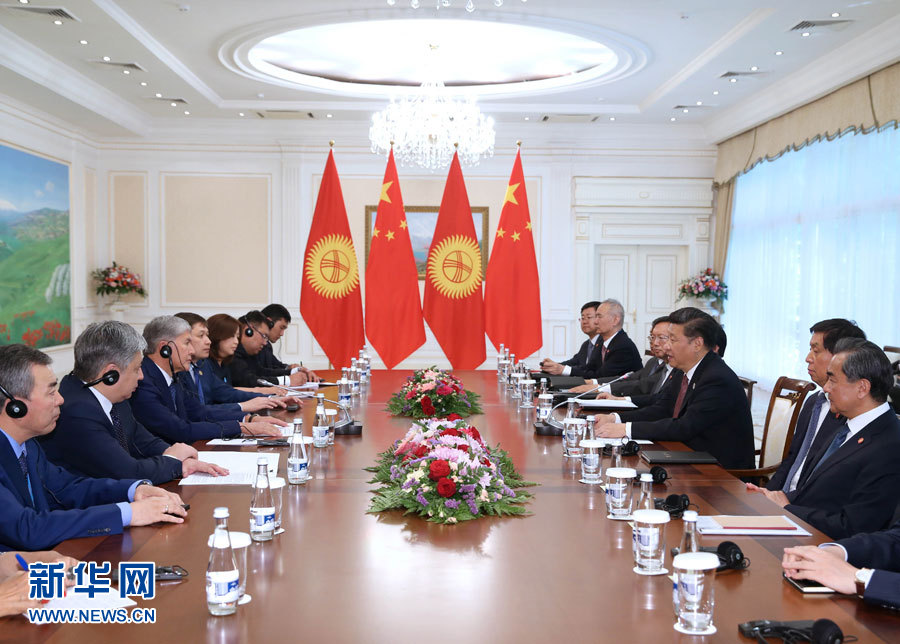 6月24日，國(guó)家主席習(xí)近平在烏茲別克斯坦塔什干會(huì)見(jiàn)吉爾吉斯斯坦總統(tǒng)阿坦巴耶夫。 新華社記者 馬占成 攝