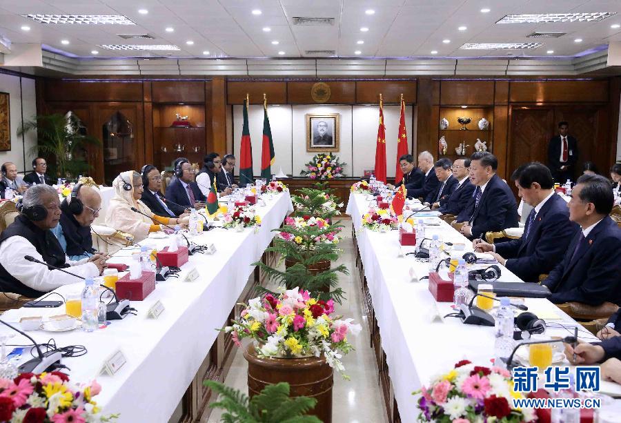 10月14日，國(guó)家主席習(xí)近平在達(dá)卡同孟加拉國(guó)總理哈西娜舉行會(huì)談。 新華社記者劉衛(wèi)兵攝 