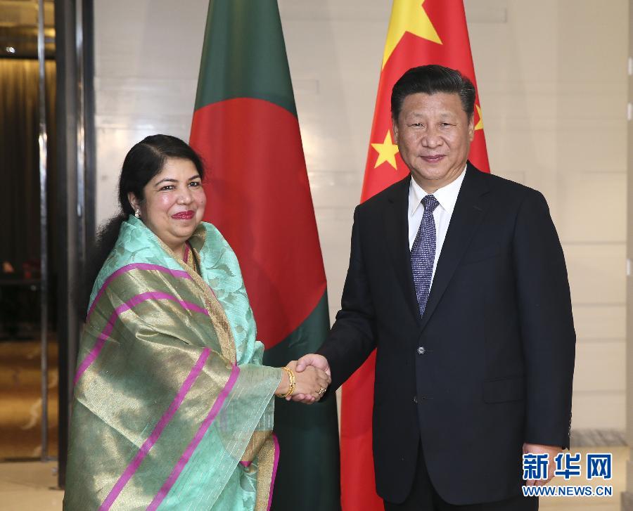 10月14日，國(guó)家主席習(xí)近平在達(dá)卡會(huì)見(jiàn)孟加拉國(guó)國(guó)民議會(huì)議長(zhǎng)喬杜里。 新華社記者蘭紅光攝 