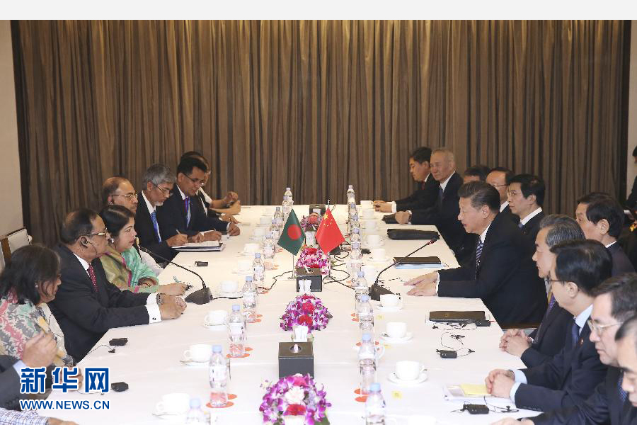 10月14日，國(guó)家主席習(xí)近平在達(dá)卡會(huì)見(jiàn)孟加拉國(guó)國(guó)民議會(huì)議長(zhǎng)喬杜里。 新華社記者龐興雷攝 