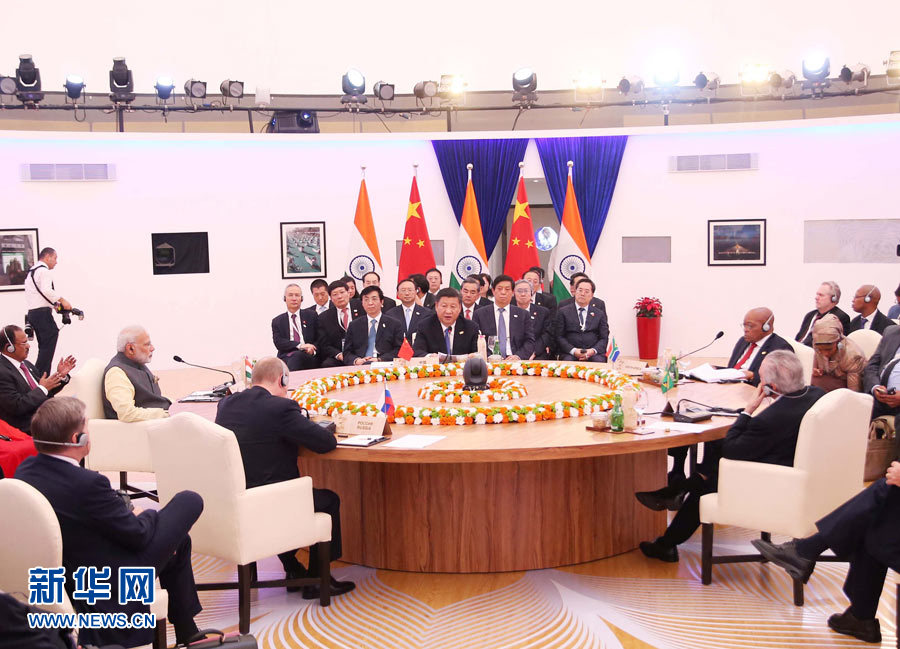 10月16日，金磚國(guó)家領(lǐng)導(dǎo)人第八次會(huì)晤在印度果阿舉行。中國(guó)國(guó)家主席習(xí)近平、印度總理莫迪、南非總統(tǒng)祖馬、巴西總統(tǒng)特梅爾、俄羅斯總統(tǒng)普京出席。習(xí)近平發(fā)表題為《堅(jiān)定信心　共謀發(fā)展》的重要講話。新華社記者姚大偉攝 