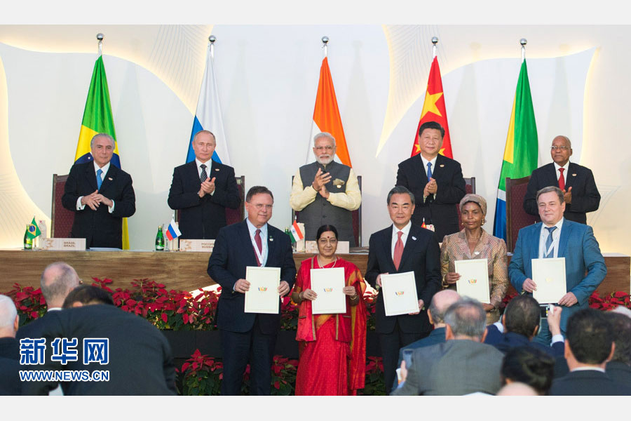 10月16日，金磚國(guó)家領(lǐng)導(dǎo)人第八次會(huì)晤在印度果阿舉行。中國(guó)國(guó)家主席習(xí)近平、印度總理莫迪、南非總統(tǒng)祖馬、巴西總統(tǒng)特梅爾、俄羅斯總統(tǒng)普京出席。這是會(huì)晤結(jié)束后，5國(guó)領(lǐng)導(dǎo)人共同見證合作文件的簽署，并出席聯(lián)合記者會(huì)。新華社記者謝環(huán)馳攝 