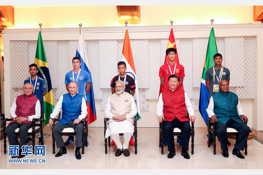 10月15日，國(guó)家主席習(xí)近平與印度總理莫迪、南非總統(tǒng)祖馬、巴西總統(tǒng)特梅爾、俄羅斯總統(tǒng)普京在印度果阿同參加金磚國(guó)家17歲以下少年足球賽的各國(guó)代表隊(duì)隊(duì)長(zhǎng)合影。新華社記者姚大偉攝 