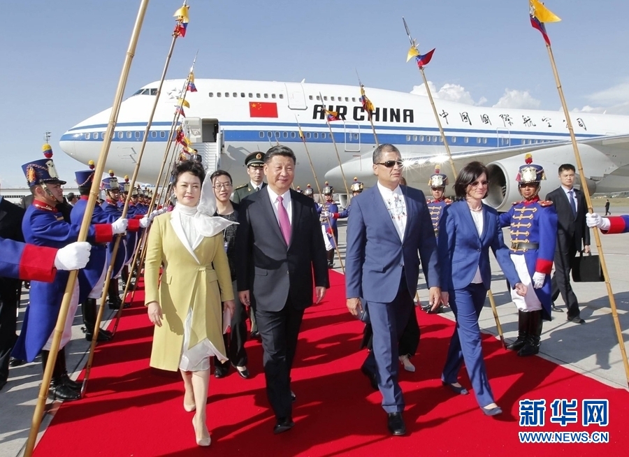 當(dāng)?shù)貢r間11月17日，國家主席習(xí)近平乘專機抵達基多，開始對厄瓜多爾共和國進行國事訪問。厄瓜多爾總統(tǒng)科雷亞和夫人馬勒布等在機場熱情迎接習(xí)近平和夫人彭麗媛。新華社記者 鞠鵬 攝 